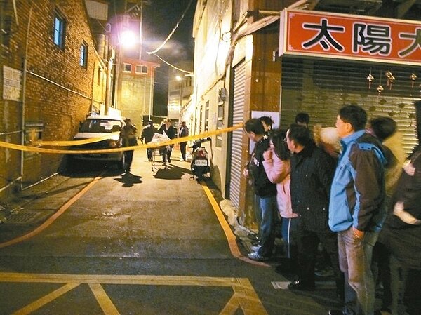 桃園林姓男子疑因房租糾紛，涉嫌殺害古姓房東母女，員警封現場採證。 記者呂筱蟬／攝影