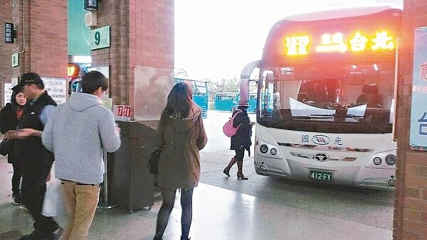 228連假結束,今年搭乘大眾運輸工具的人次比起去年同期明顯增加。 圖/宜蘭縣政府提供