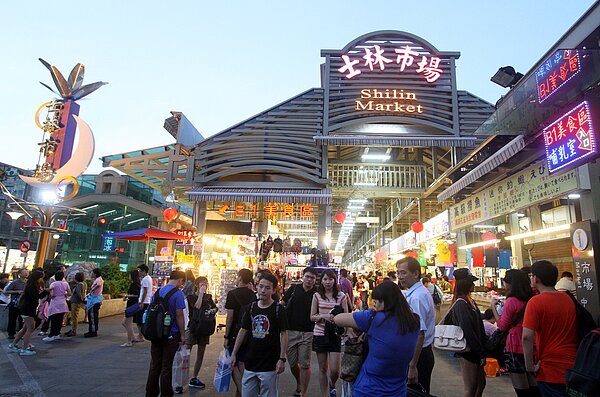 陸客團傳三月廿日後將大幅縮減,圖為陸客來台旅遊熱門景點的士林夜市。 聯合報資料照片