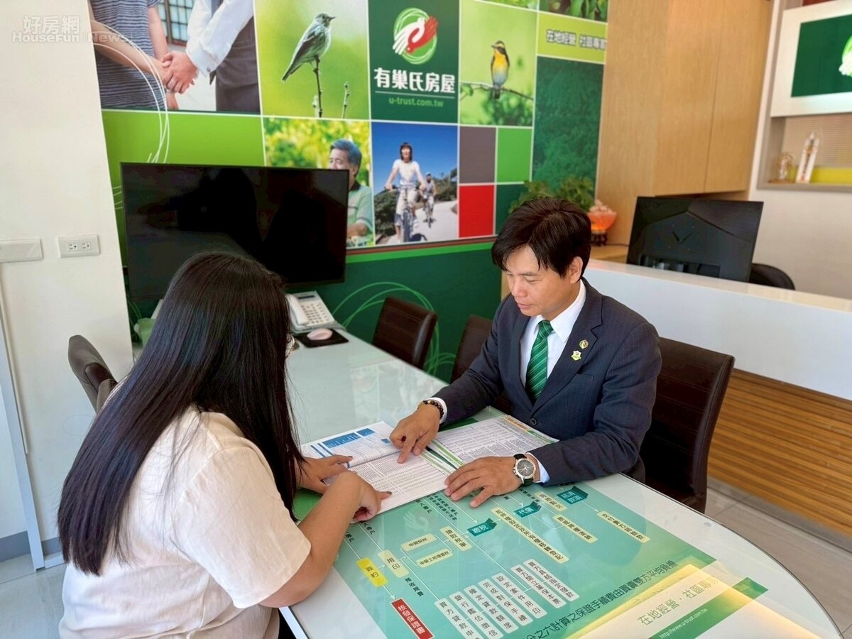 柳坤霖店東(圖右)堅持資訊透明，無論是國有地續約風險或屋況重大瑕疵，皆在第一時間據實告知客戶。圖／永慶房產集團提供