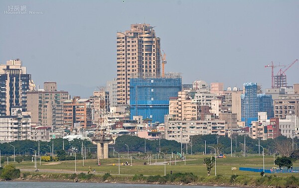 傳統蛋黃區中，板橋不論是百貨商場、超市等生活機能，都相較於其他地區來的多。（好房網News記者 陳韋帆／攝影）