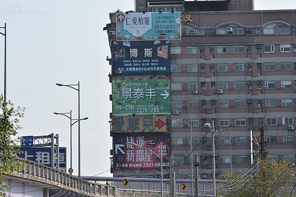 建案帆布廣告。（好房網News記者 陳韋帆／攝影）