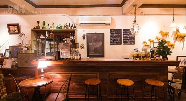 3. 店內一邊是服飾飾品區,一邊是吧檯,其他空間則規劃成了咖啡廳。