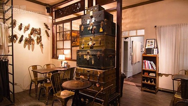 5. 放眼望去看得到很多老舊的行李箱,瀰漫濃濃復古氣息。