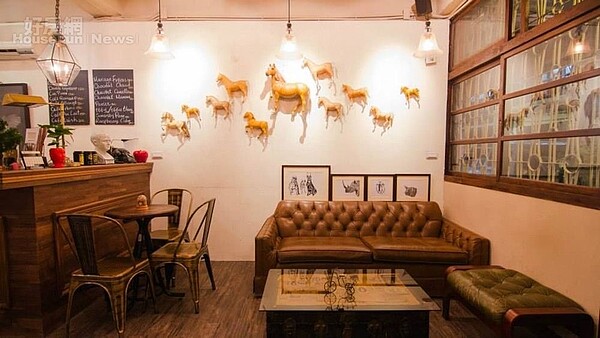6. 店內的沙發跟桌子,部分是古董收藏,部分是訂製仿古的,民眾喜歡也能買回家。