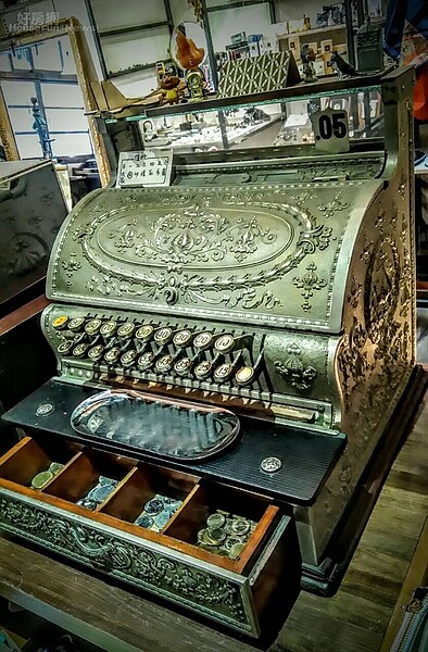 7. 這台收銀機超過百年歷史,常吸引客人詢問!