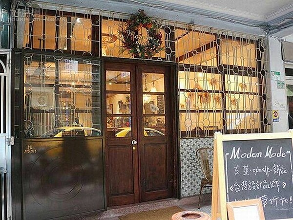 2. 鍾瑤喜愛老舊建築物的窗花,特地把大門的漆去掉,才發現是一扇檜木做的門!