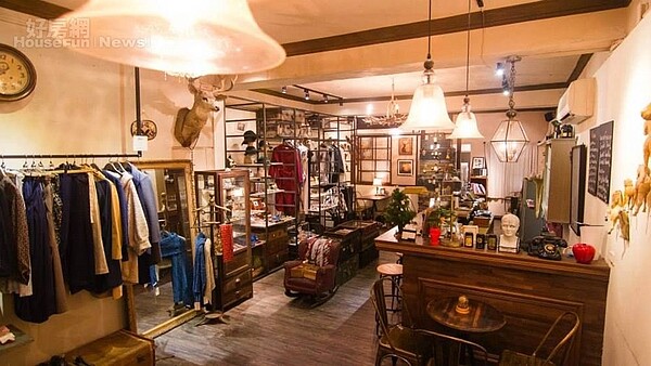 3. 店內一邊是服飾飾品區,一邊是吧檯,其他空間則規劃成了咖啡廳。