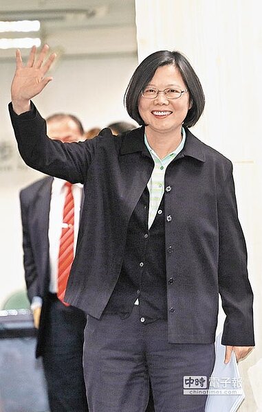 
　欣然接受　　民進黨2日召開中執會，在多位中執委輪番發言勸進下，面帶微笑進入會場的總統當選人蔡英文，最後同意在520就職後繼續兼任黨主席。（張鎧乙攝）
 