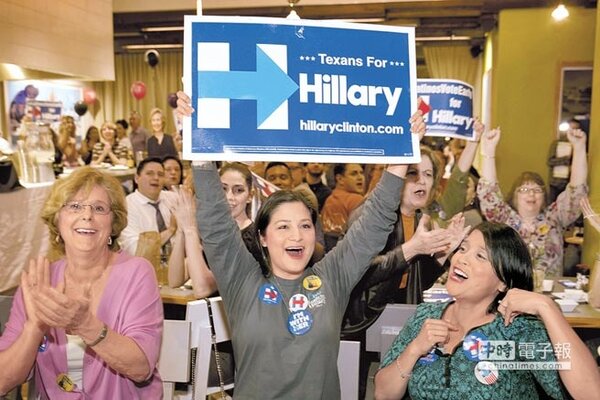德州奧斯汀1日一場為民主黨參選人希拉蕊舉行的派對上，一名女子高舉標語支持希拉蕊進軍白宮。（美聯社）