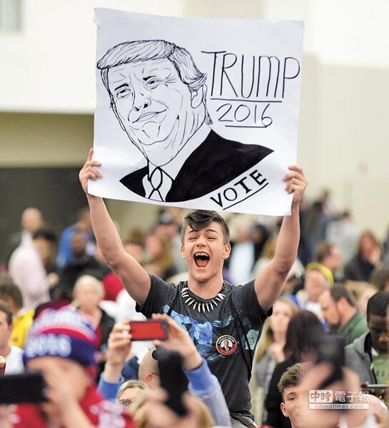 肯塔基州路易斯維爾1日舉行的造勢活動上，一名男子高舉共和黨總統參選人川普的海報表達支持。（美聯社）