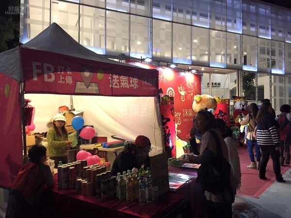 台灣燈會吸引大批人潮，代銷業者也不放過好機會，紛紛祭出有趣活動，就是為了吸引看屋民眾。（圖／民眾提供）