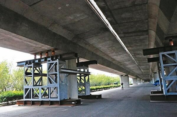 台八十六快速道路歸仁至關廟路段因二○六南台大震位移,橋面「開天窗」,正評估橋墩受損情形。 記者綦守鈺/攝影