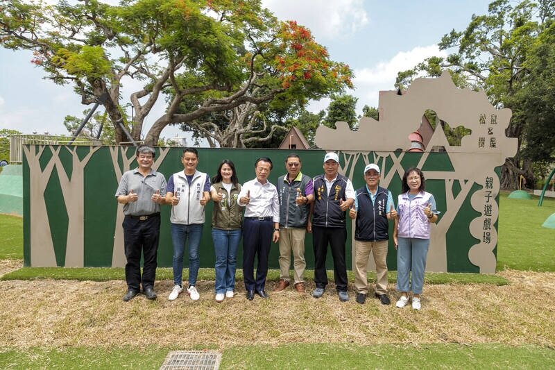 嘉義縣長翁章梁等人視察義竹國小附設遊戲場。(嘉義縣政府提供)