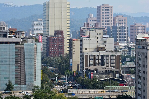 有網友看上紅色潛勢區的國宅,煩惱到底該租還是買比較好?(好房網News記者 陳韋帆/攝影)