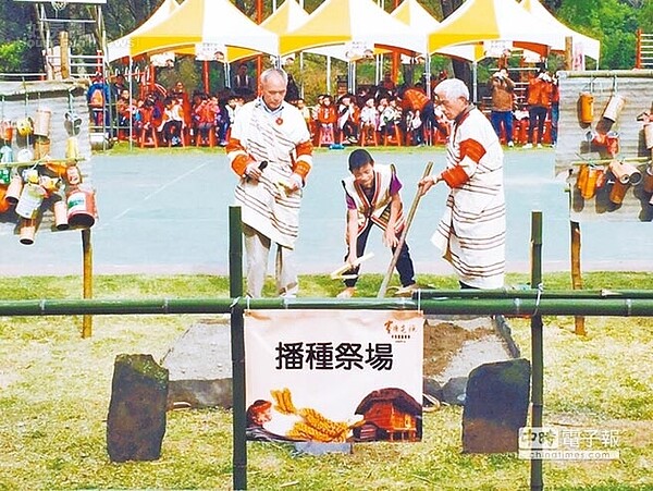 仁愛鄉公所在都達村舉辦賽德克年祭，部落長老示範播種祭儀。（仁愛鄉公所提供）
