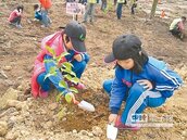 學童護苗進軍營　種樹愛地球