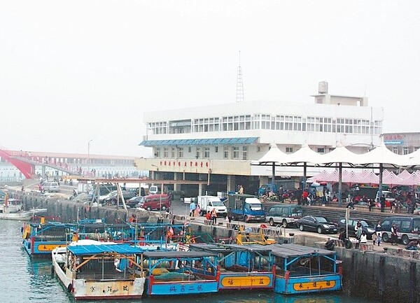 大園區竹圍漁港舊桃園區漁會漁業大樓閒置許久,市府決定拆除,提供民眾休閒使用。 記者曾增勳/攝影