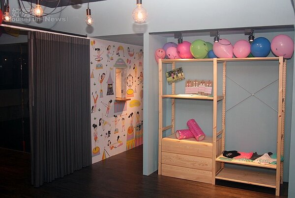 6.為了讓會員有「家」的感覺,櫃台特地移到中間與辦公間結合,還設計成樂園售票亭樣子。