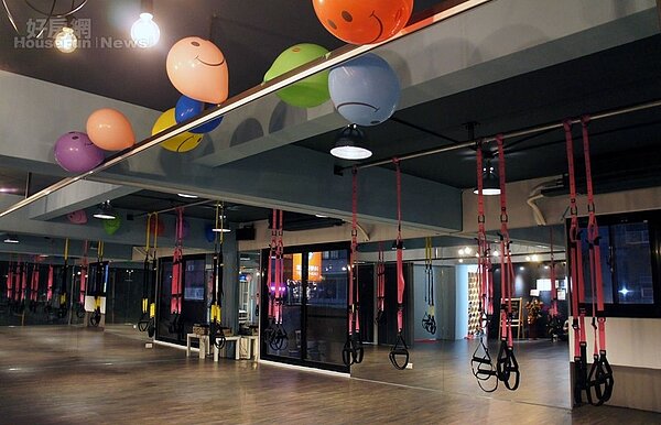 4.好時光同樂會運動中心主要分成兩個區域,其中TRX懸吊式訓練區約能容納20人。