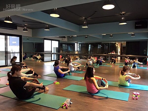 5.裡頭教室則可進行BARRE芭蕾雕塑&PIYO彼瑜塑身課程,由於面對馬路白天採光效果很不錯。