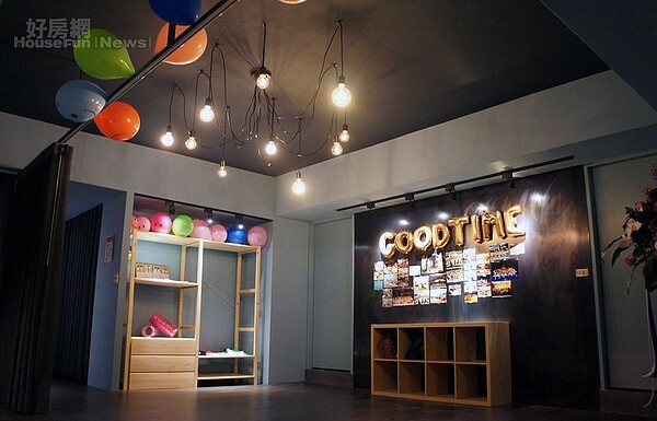 8.空間隨處可見到輕鋼架、造型吊燈、暗色天花板…等元素,整體風格偏工業風。