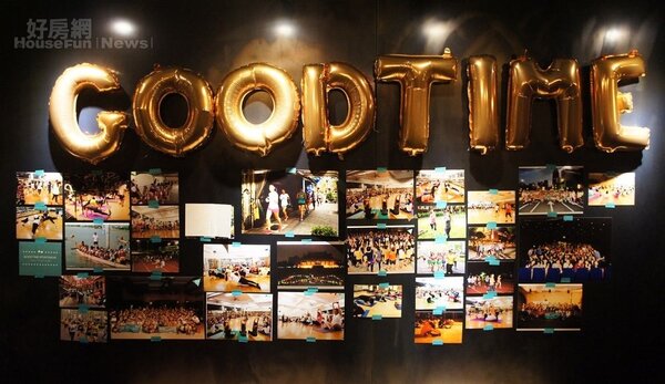 9.置物櫃旁牆上可見到以汽球排出「GOODTIME」字樣，並貼著滿滿過去辦過的活動照片。