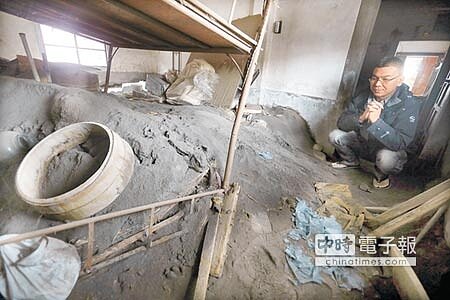 泥沙 屋內噴發彰化縣員林市崙雅里在921地震時發生嚴重土壤液化現象,當地一處民宅瞬間被地下噴發出的泥沙覆蓋,至今依舊保留當時現狀。(范揚光攝)