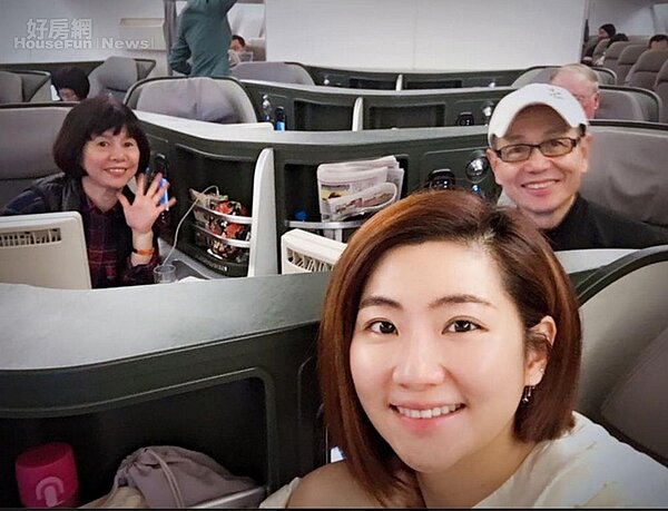 1. Selina與父母親感情相當好，今年還一起飛往美國過年。（取自Selina臉書）