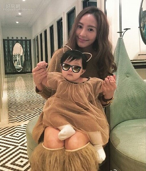 7.關穎成為母親後,相當樂於親子互動。(取自關穎微博)