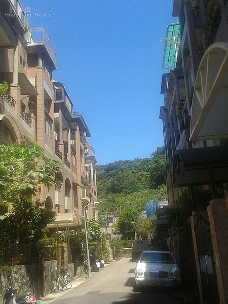 6.「芝園」位在德行東路358巷內，鬧中取靜，環境清幽。
