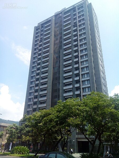 8. 「忠誠第一社區」以嚴謹保全管理著稱。