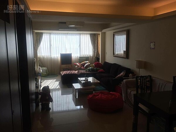 2.客廳搭配L型沙發,還有憤怒鳥玩偶以及小熊,給人溫馨感。