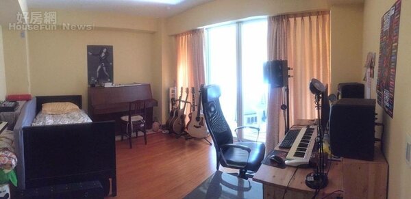3.錄音室牆壁漆成充滿活力的黃色，裡面有一台鋼琴跟電子琴，還有好幾把吉他！
