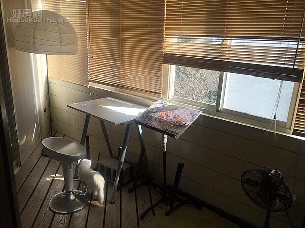 5.小陽台窗戶旁放了譜架,譜架上面是拼圖,是李洹宇的興趣。