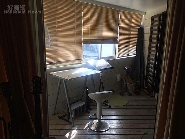6.小陽台的地板由木板組成,窗戶搭配百葉窗簾,窗外可以俯瞰整個天母。