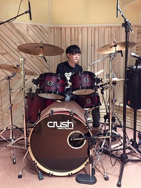 7.李洹宇堪稱多才多藝,專職音樂、影像、表演等工作,還會打鼓。