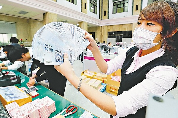 台灣偏高的利率水位,給了熱錢此波來台的好理由,影響所及,連20年、30年債券,都看得到外銀加碼的身影。也讓新台幣匯率承受龐大的升值壓力,央行必須每天尾盤進場控制升幅,維持金融市場的穩定。 本報系資料庫