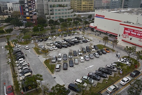 台北市交通局呼籲民眾,進場Costco不得占車道。(好房網News記者陳韋帆/攝影)