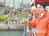 228追悼會　基隆港飄白菊