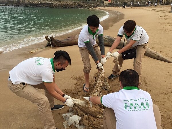 有巢氏房屋北市東區聯賣會志工於外木山海岸,展現團隊合作愛護海岸的心,令人感動