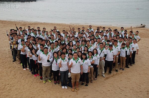 有巢氏房屋北市東區聯賣會林為信會長與160位志工,共同於外木山海岸淨灘,守護在地