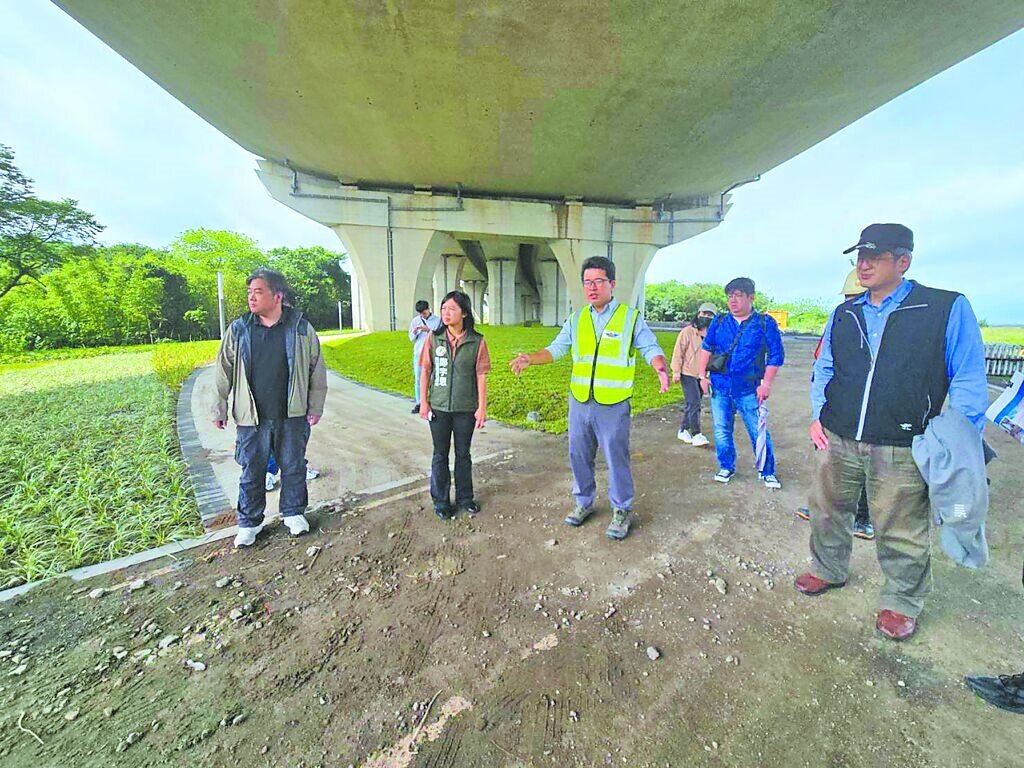 民進黨新北市議員鄭宇恩（左二）日前到淡江大橋八里端現場會勘，釐清中央與地方權責。圖／鄭宇恩提供