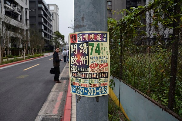 內湖葫洲站的建案廣告。（好房網News記者 陳韋帆／攝影）