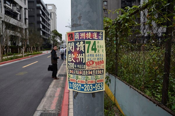 內湖葫洲站的建案廣告。（好房網News記者 陳韋帆／攝影）