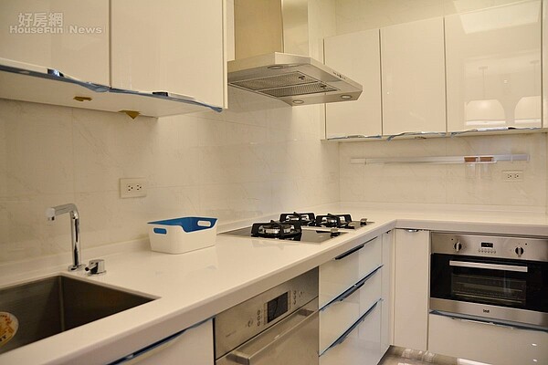 遠雄紐約廚房使用標準配備方式販售。(好房網News記者 陳韋帆/攝影)