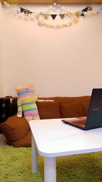 2.雖然租屋處不大，但Gigi還是加購沙發床、絨毛地毯和小桌子，在有限空間打造出客廳的感覺。
