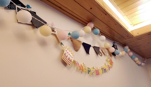 3.牆上掛上泰國買的可愛燈串與好姐妹送的裝飾小物，視覺上營造出一股可愛輕鬆的派對氛圍。
