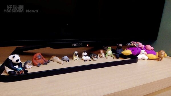 6.童心未泯的Gigi喜歡轉扭蛋，並將轉到的各種玩具佈置在電視櫃上。
