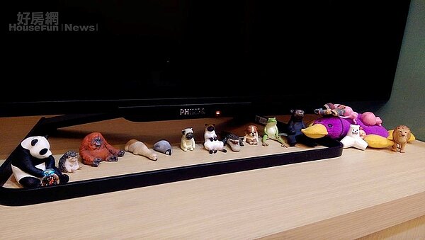 6.童心未泯的Gigi喜歡轉扭蛋，並將轉到的各種玩具佈置在電視櫃上。
